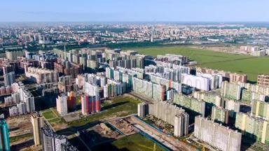 大城市宽敞区域的住宅鸟瞰，住宅发展理念.. 动作。 神奇的绿色